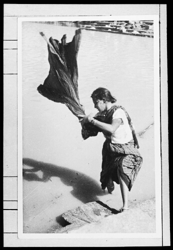 Femme battant du linge (Inde)