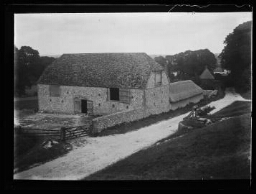 Grange et bergerie à Winton, près Alfriston, avec puits [Sussex]