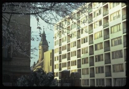 Immeuble, église, végétation enneigée (Budapest ?)