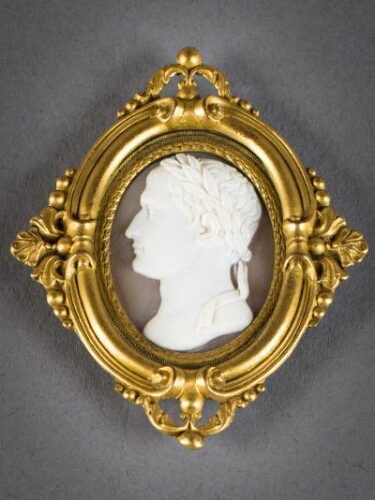Camée monté en médaillon représentant Napoléon en buste
