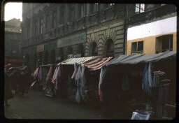 Marché dans une rue (Budapest ?)