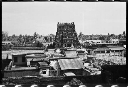 Vue sur un temple et toits environnants (Inde du Sud)