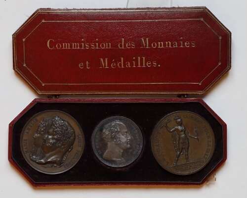Coffret de trois médailles: 1- Effigie de Louis-Philippe 2- Louis-Philippe et la reine Amélie 3- Médaille avec profil de Paul