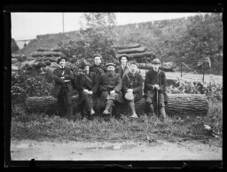 2 Mai 1911 [groupe de 7 personnes, hommes assis]