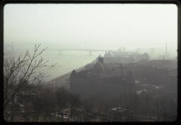 Pont sur un cours d'eau (le Danube ?), ville (Budapest ?)