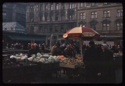 Marché (Budapest ?), étals de fruits et légumes