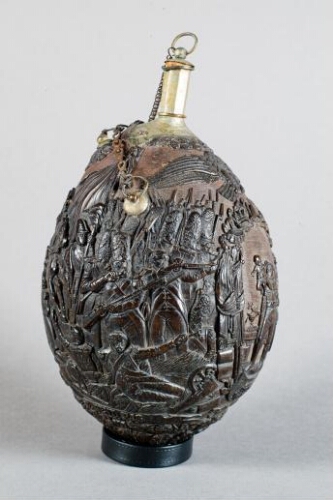 Noix de coco transformée en calebasse représentant le baptême du Roi de Rome et la défaite de Waterloo
