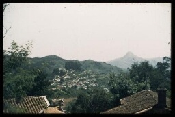 Vue sur d'un village sur un paysage montagneux avec habitations