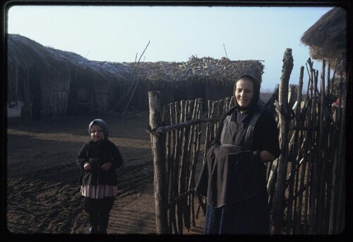 Une fermière et sa petite fille dans la cour de leur ferme (nord-est de la Hongrie)