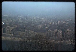 Vue panoramique d'une grande ville (Budapest ?)