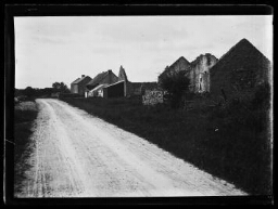 Au S. de Bennettsbridge, près de Kells, groupe de maisons dont 2 en ruines