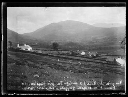 Vue prise du flanc S du Cefn Du, près Groeslon, vers l’amont de l’afon Gwyfrai. Vallée avec verrou. [Wales]