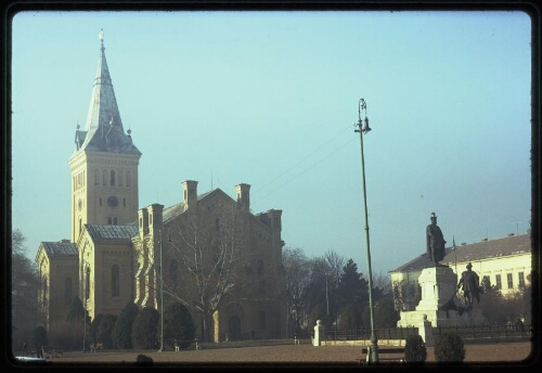 Ville du nord-est de la Hongrie, place avec église et monument