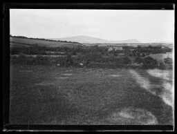 Vue prise à 3 milles NE de Tralee vers l’amont de la vallée de Lismore. Au fond le Ballincollig Hill, 1171 p. [Irlande]