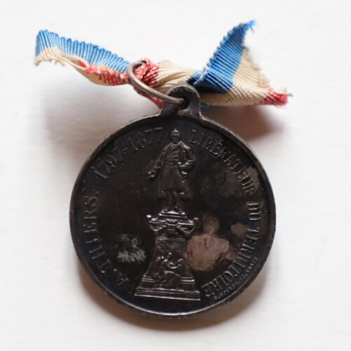 Médaille pendentif représentant la statue de Thiers érigée à Nancy