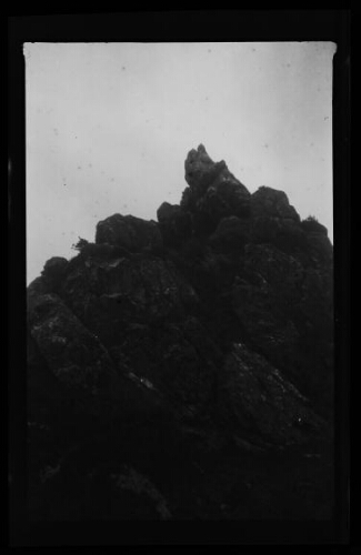 Gros rocher fragilisé par l'érosion (Finistère)