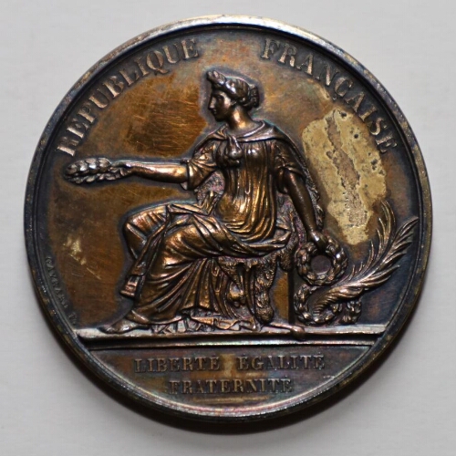 Médaille émise pour Madame Thiers, représentant la République, offerte par la commune d'Issy