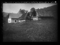 Maison à Porubka, ancienne et nouvelle, vallée de Trencenske Teplice, affluent du Wag, Slovaquie