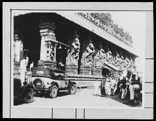 Jalakandeswarar Temple à Vellore ? Voitures et groupe de personnes