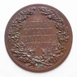 Médaille portant l'inscription "Patriam dilexit veritatem colvit"