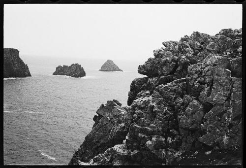 Paysage maritime avec rochers, vu d'une falaise (Finistère)