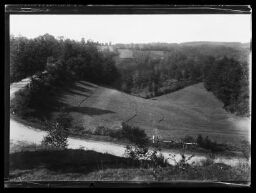 Vue prise sur l’encaissement de la vallée de la Clidane (S. de Bourg-Lastic) prise du versant S.