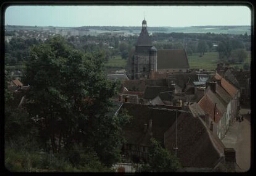 Vue sur le centre d'Épernon et son église Saint-Pierre ; au fond, barres d'immeubles
