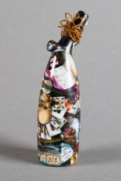 Pipe décorée d'une représentation de tête de mort entourée d'un jeu de cartes et d'une petite effigie de Napoléon en pied